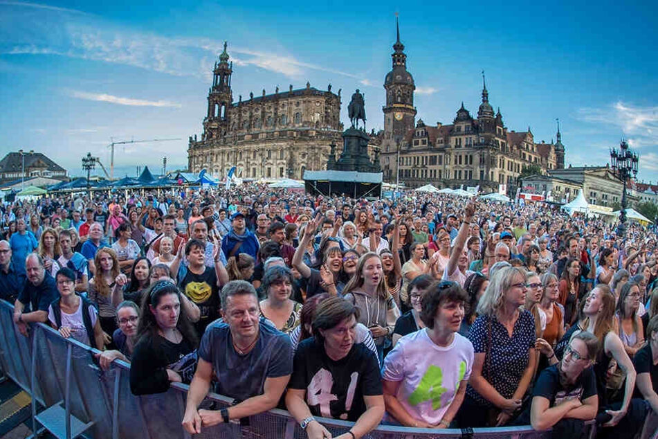 Viele Tausende Stadtfest-Besucher feierten auch auf dem Theaterplatz, hier während eines Auftritts der Sängerin Alexa Feser (39).