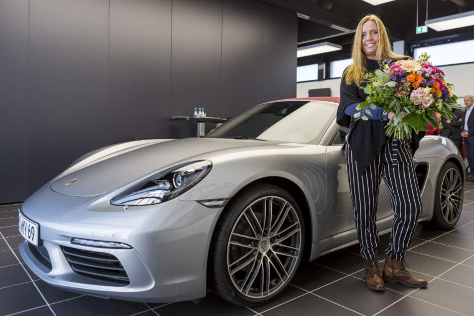 Leipziger Opernball-Gewinnerin nimmt neuen Porsche in Empfang