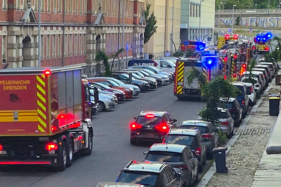 Ein Löschzug vom Umweltschutz besetzte am Montagabend die Oederaner Straße.
