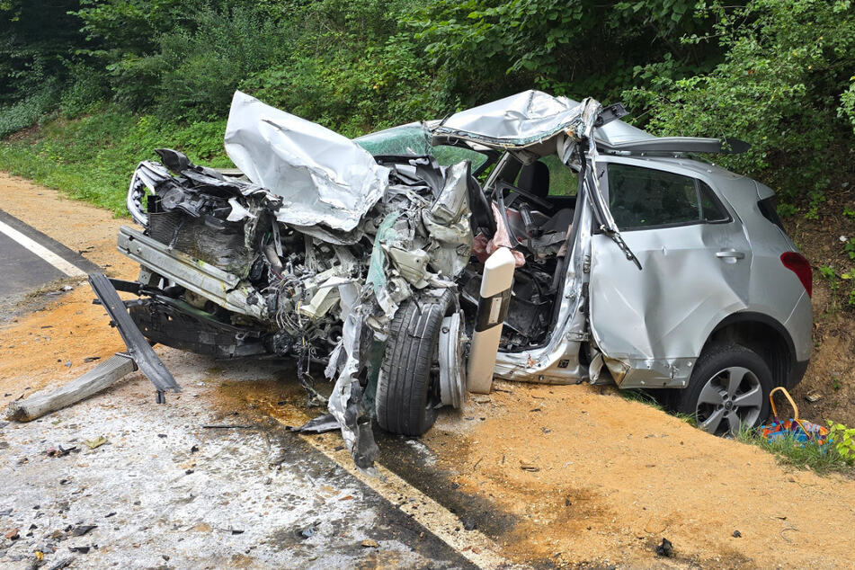 Das Auto der 61 Jahre alten Fahrerin wurde bei dem Unfall völlig deformiert.