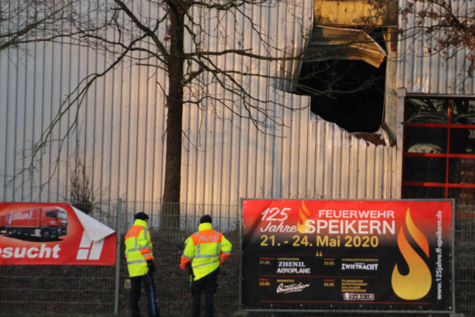 Bei der Flucht vor der Polizei mit einem geraubten Fahrzeug sind im mittelfränkischen Landkreis Nürnberger Land die beiden mutmaßlichen Täter schwer verletzt worden.