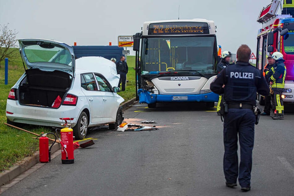 Die Bundesstraße wurde nach dem Crash eine Stunde lang voll gesperrt.