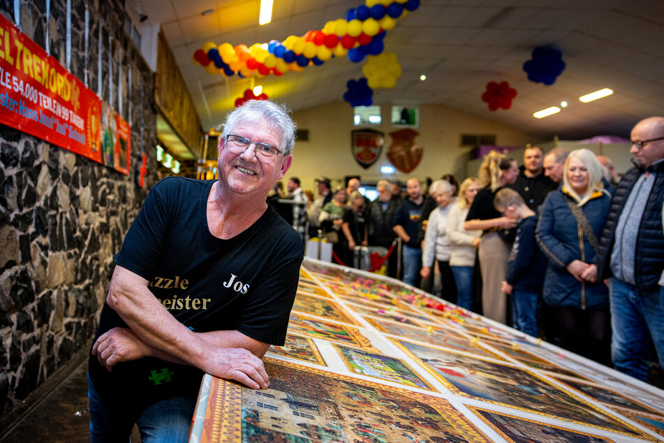 Er darf sich freuen: Hans-Josef Schaadt (62) hat mit seinem Mega-Puzzle den Weltrekord geknackt.