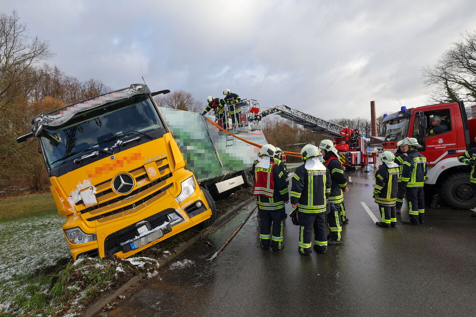 Vom Winde verweht: In Meerane drohte dieser Lastwagen umzukippen - die Feuerwehr konnte das verhindern.