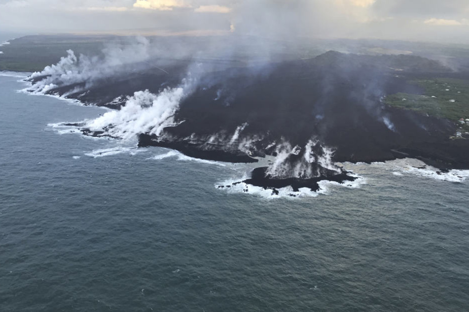 Seit Anfang Mai speit der Kilauea Lava aus dem Krater und aus Erdspalten. Mittlerweile strömt sie in den Pazifik.