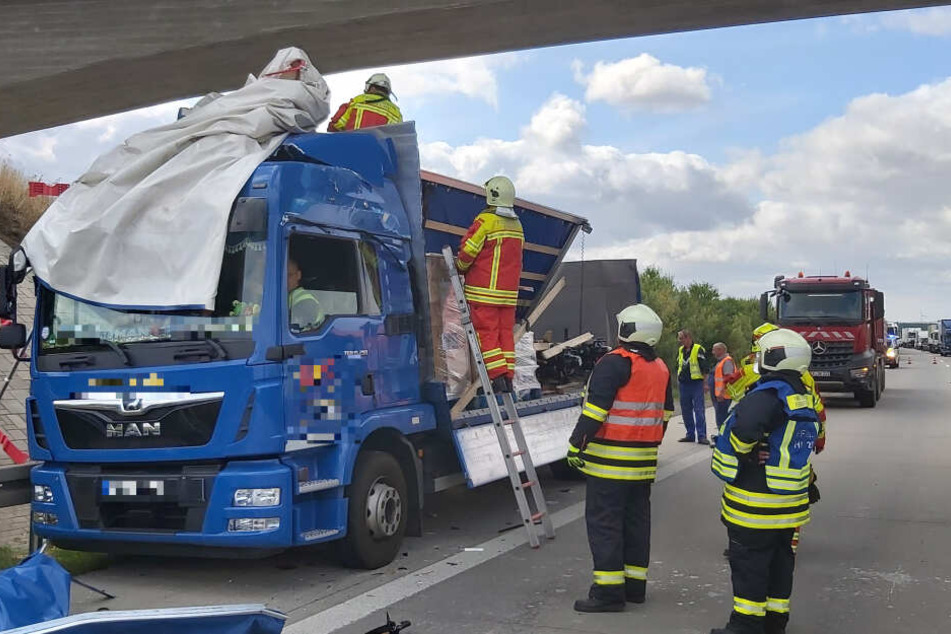 Beim zweiten Lastwagen wurde besonders der Anhänger beschädigt.