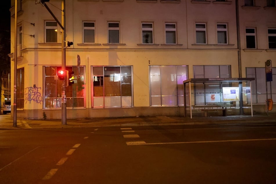 Etwa 80 Unbekannte sollen mit Steinen und Farbflaschen auf das Gebäude losgegangen sein. (Archivfoto)
