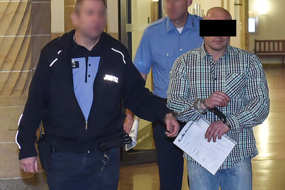 Montagearbeiter Franko B. (38) musste sogar in U-Haft, weil er den Amboss auf seine Ex geschleudert haben soll.