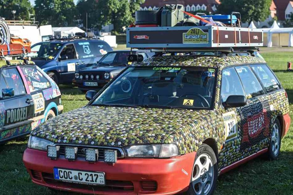 Mit Hunderten Kronkorken ist das Uraltfahrzeug mit der Startnummer 32
beklebt.