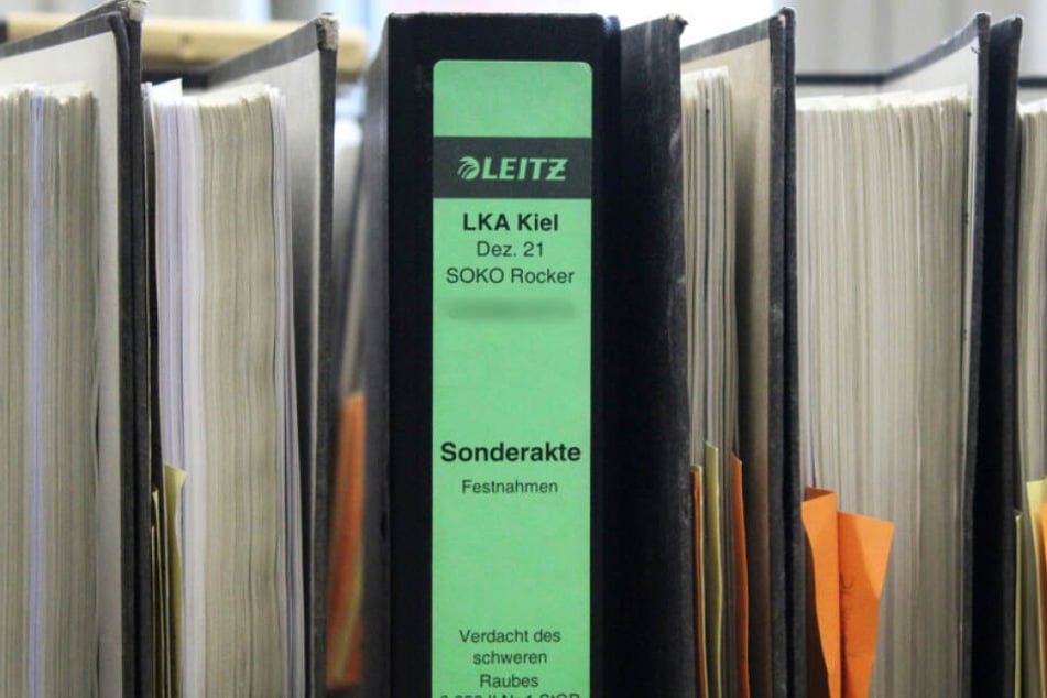 Kiel: Akten von Justiz und Polizei zur sogenannten Rockeraffäre bei der schleswig-holsteinischen Polizei werden im Innenministerium präsentiert.