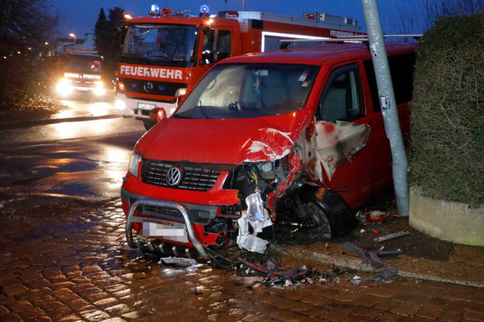 Chemnitz: Kleinbus kracht auf glatter Straße gegen Laterne