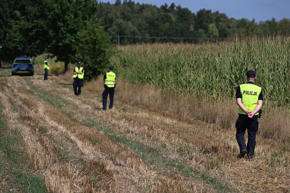 Die Polizei sichert das Gebiet eines Maisfeldes in Osiny, Ostpolen, auf das ein nicht identifiziertes Objekt fiel.