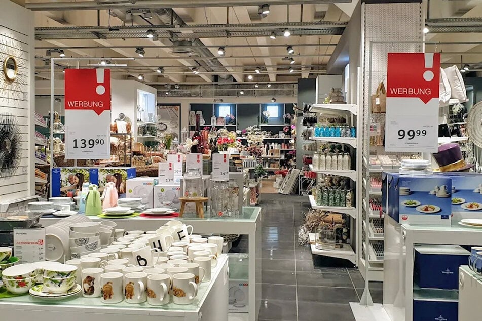 XXXLutz verkauft Schlafsofas, Bettwäsche, Kochtopfsets und mehr am Sonntag (4.1.) super günstig