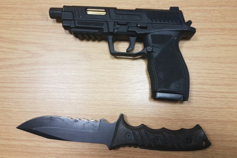 Diese Waffen wurden bei dem alkoholisierten 20-Jährigen gefunden.