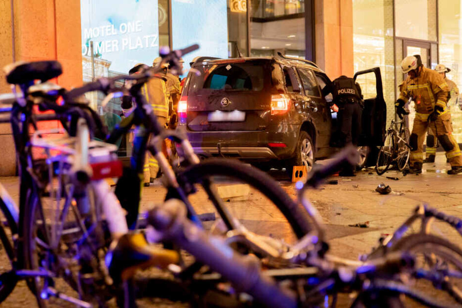 Ein SUV ist nach einem missglückten Wendemanöver über den Bürgersteig vor das Einkaufszentrum Mall of Berlin in Berlin-Mitte geschleudert.