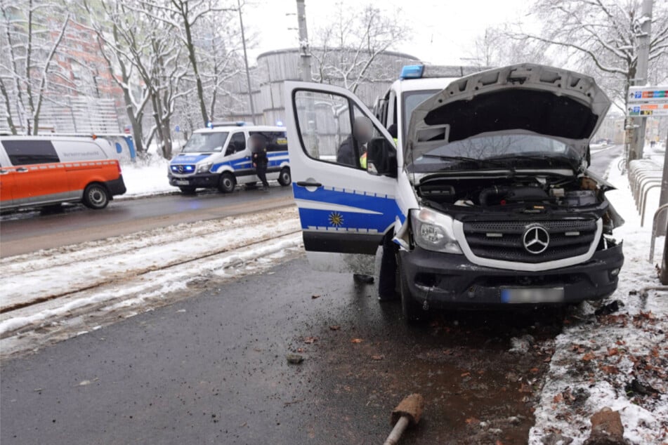 Schnee-Crash am Leipziger Zoo: Polizeiauto verunglückt während Einsatz