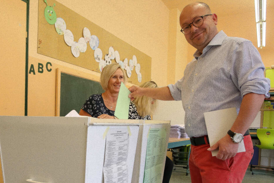FDP-Bundestagsabgeordneter Frank Müller-Rosentritt gibt in der Grundschule Schönau seine Stimme für die Kommunalwahl ab.