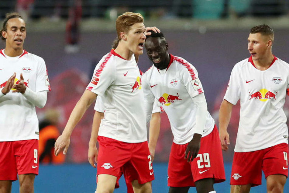Zwei auffällige Rückkehrer: Marcel Halstenberg (2.v.l.) feierte nach Kreuzbandriss sein Startelf-Comeback, Jean-Kevin Augustin (2.v.r.) stand nach disziplinarischer Suspendierung wieder im Kader und erzielte als Joker den 2:0-Endstand.