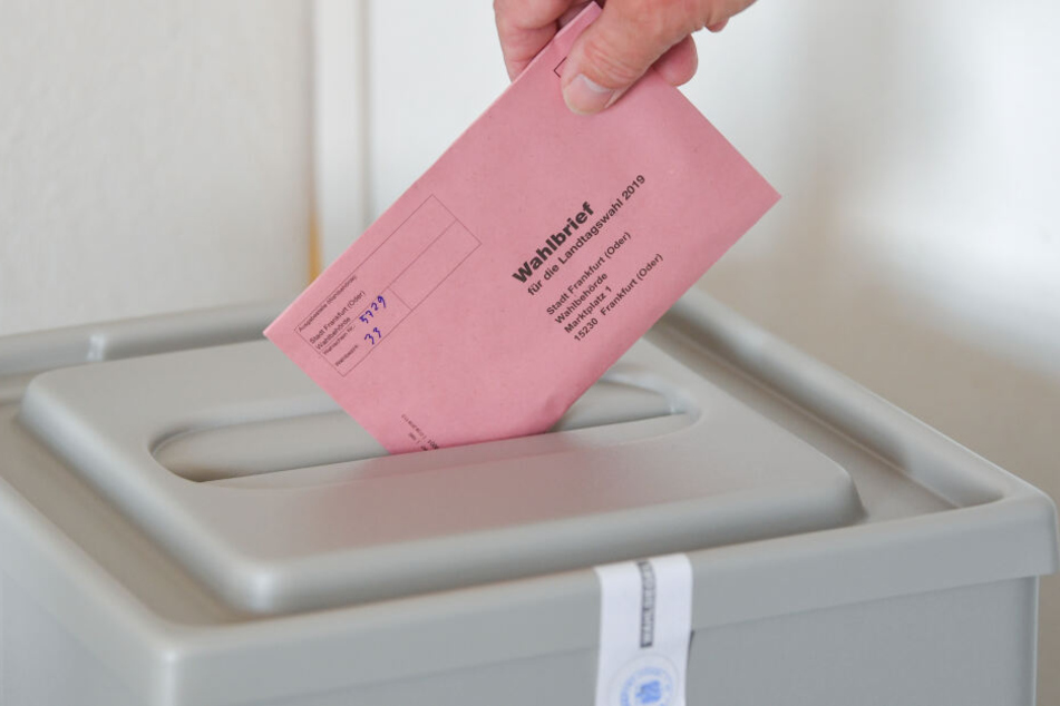In Sachsen wird am 1. September ein neues Parlament gewählt. Bereits im Vorfeld ist die Wahl - wie hier in Frankfurt zu sehen - per Wahlbrief möglich.