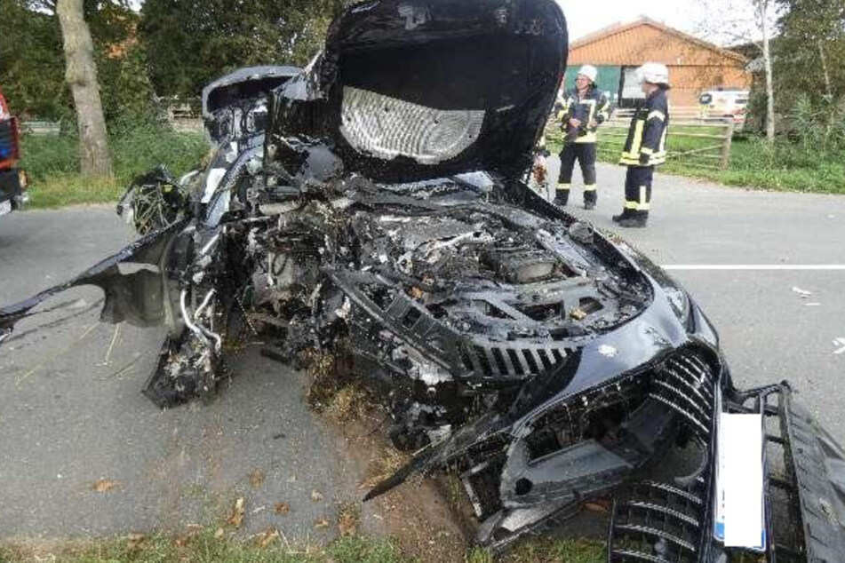 In Wersabe ist am Dienstag ein Sportwagen gegen einen Baum gekracht. Eine 24-Jährige wurde dabei eingeklemmt und schwer verletzt.