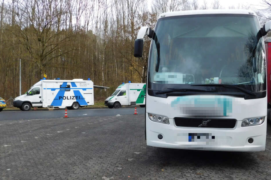 Den Reisebus zogen die Beamten auf der Rastanlage Landsberg an der Warthe im Westerwald aus dem Verkehr.