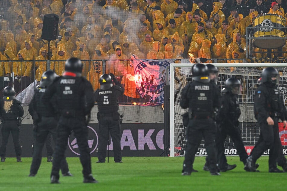 SGD-"Fans" steckten am Geländer des K-Blocks eine Hertha-Zaunfahne in Brand.