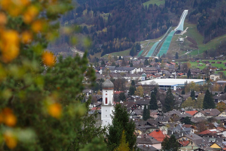 Blick auf Garmisch-Partenkirchen: Nach einem Corona-Ausbruch gelten hier wieder härtere Regeln.