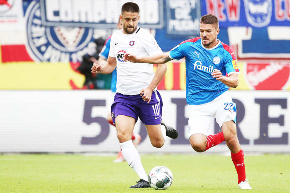Dimitrij Nazarov (l.) im Zweikampf mit Kiels Aleksandar Ignjovski.
