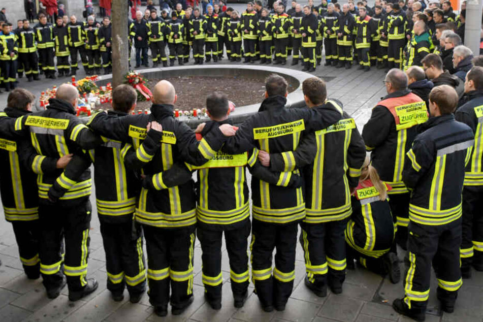 Feuerwehrleute gedenken in Augsburg ihres getöteten Kameraden.