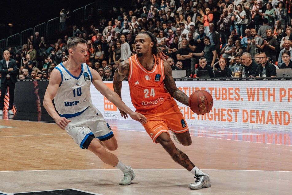 Cobe Williams (26, r., hier im EuroCup gegen Klaipeda) fehlt in Braunschweig ein drittes und letztes Mal.