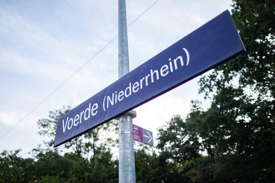 Bahnhof Voerde. Hier wurde eine Frau vor einen Zug gestoßen.
