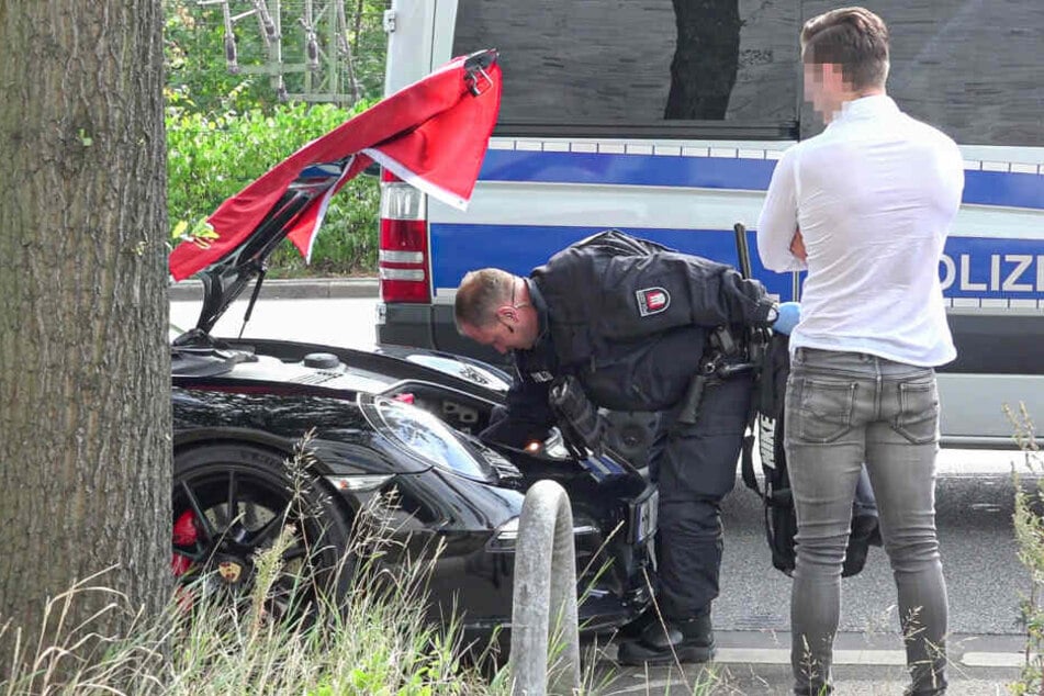 Ein Polizeibeamter durchsucht ein Auto des Hochzeitskorsos.