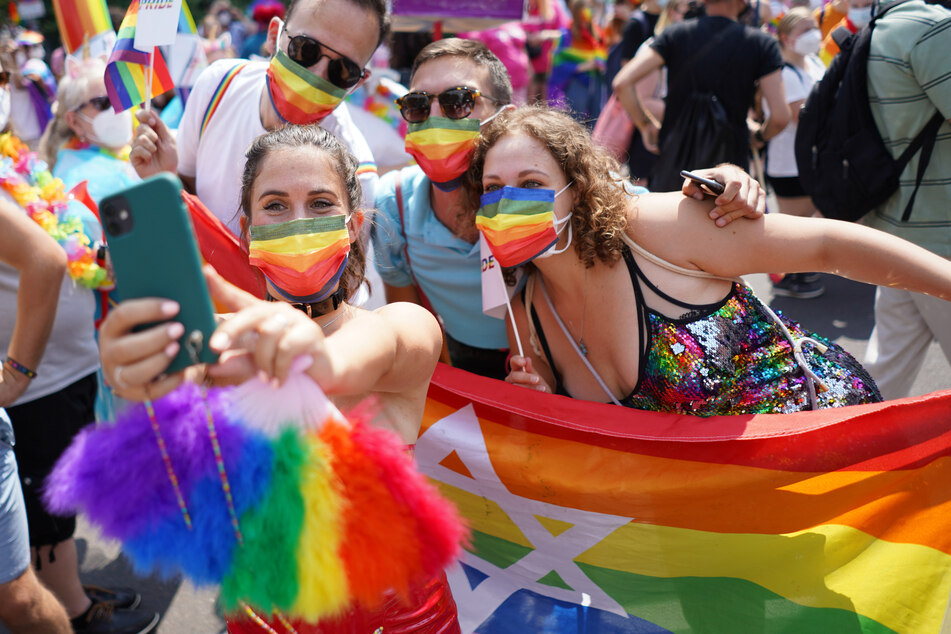 Wegen der Corona-Pandemie ist die Demonstration für Rechte etwa von Schwulen, Lesben, Bisexuellen und Trans-Menschen in Köln auf Ende August verschoben worden.