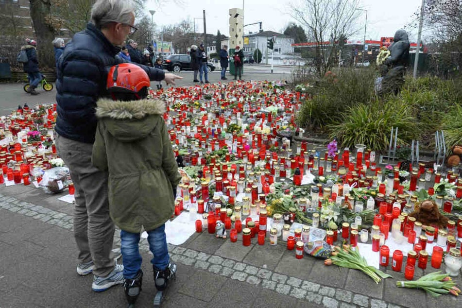 Nach dem tödlichen Feuer im Zoo Krefeld hatten viele Menschen Kerzen am Zoo abgestellt.