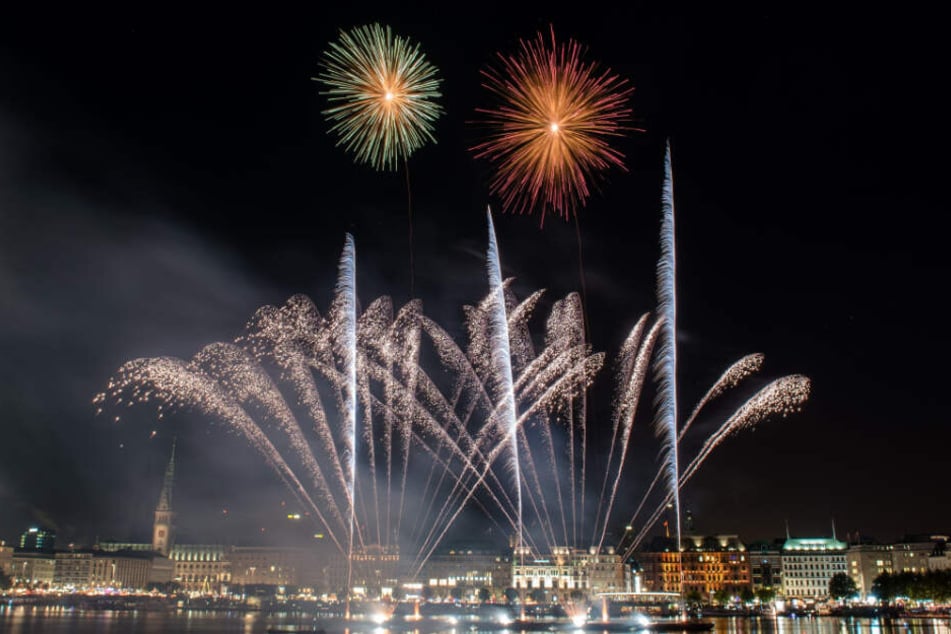 Feuerwerk beim Alstervergnügen erhellt den Himmel über Hamburg. (Archivbild)