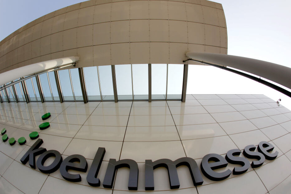 Das Logo der Kölnmesse auf dem Messegelände in Köln.