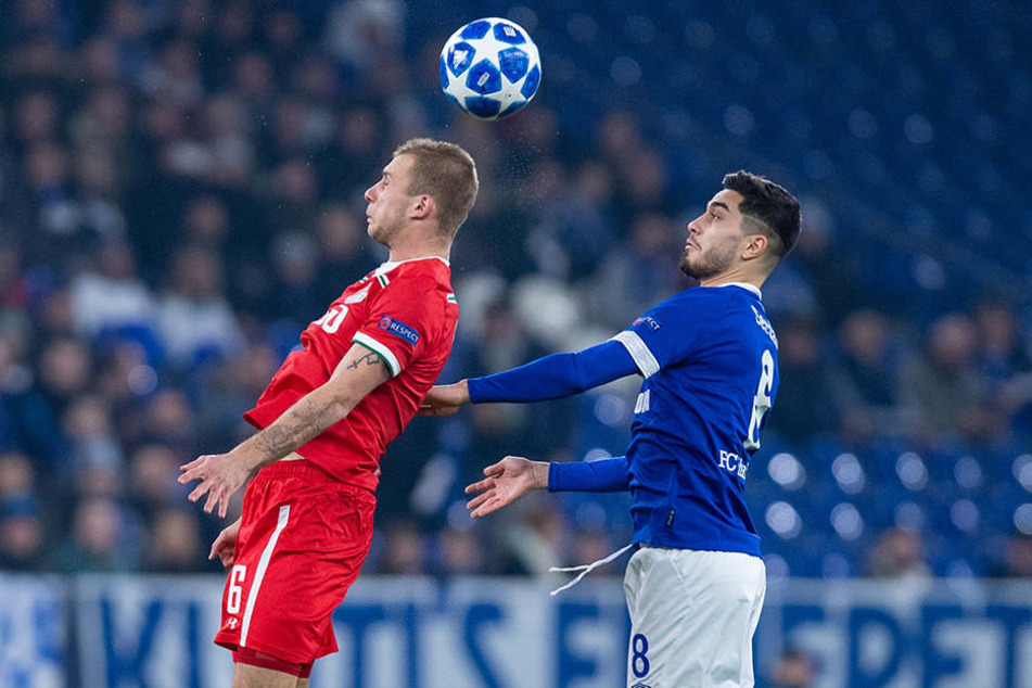 Moskaus Dmitri Barinow (l.) im Kopfballduell gegen Schalkes Suat Serdar.