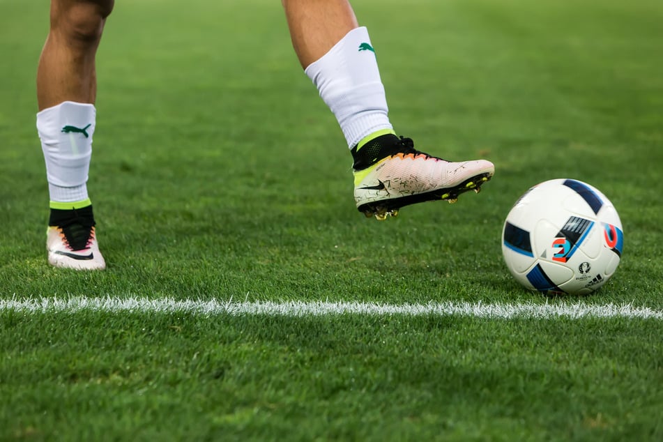 Nach einer Massenschlägerei zwischen Spielern beider Mannschaften musste ein Meisterschaftsspiel in Aldenhoven vorzeitig abgebrochen werden. (Symbolbild)