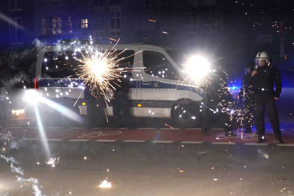 In Berlin werden in der Silvesternacht Einsatzkräfte von Polizei und Feuerwehr immer wieder mit Böllern attackiert. (Archivfoto)