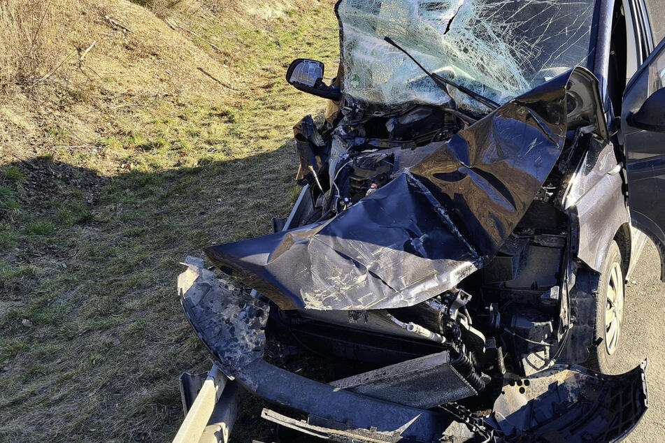 Überholmanöver auf A72 geht schief: VW-Fahrer kracht in Lkw und wird schwer verletzt