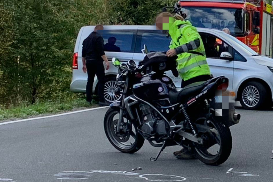 Nachdem er von dem Linienbus überrollt wurde, starb der 54 Jahre alte Motorradfahrer noch an der Unfallstelle.