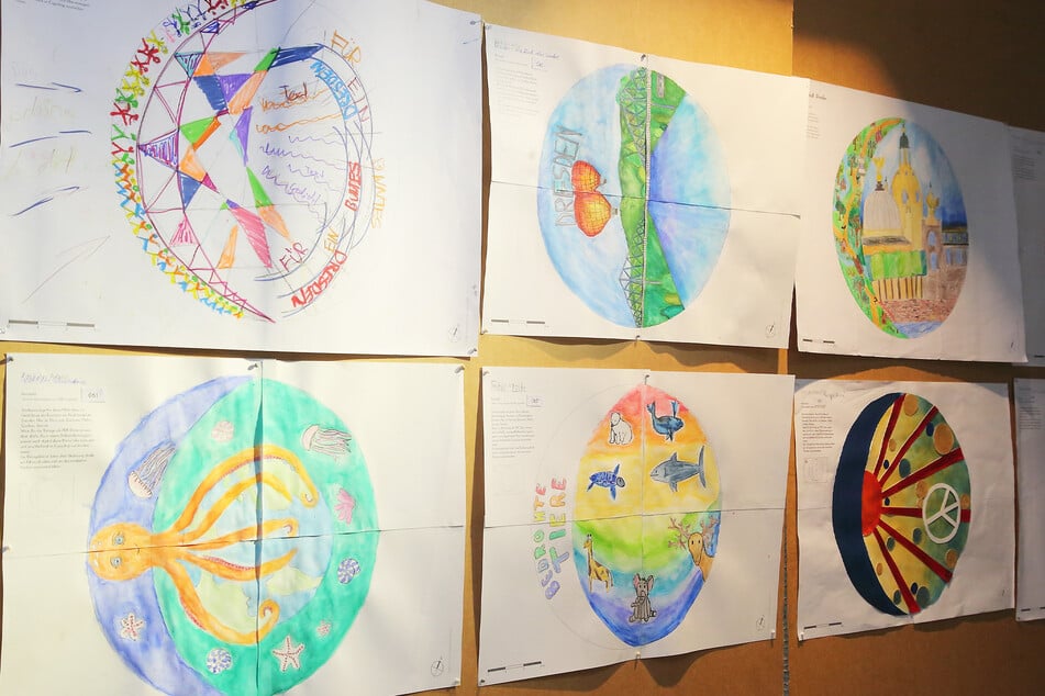 Einige der von Schülern angefertigten Arbeiten. Sie zeigen, wie sich die jungen Leute die Mosaikflächen des künftigen Brunnens vorstellen.