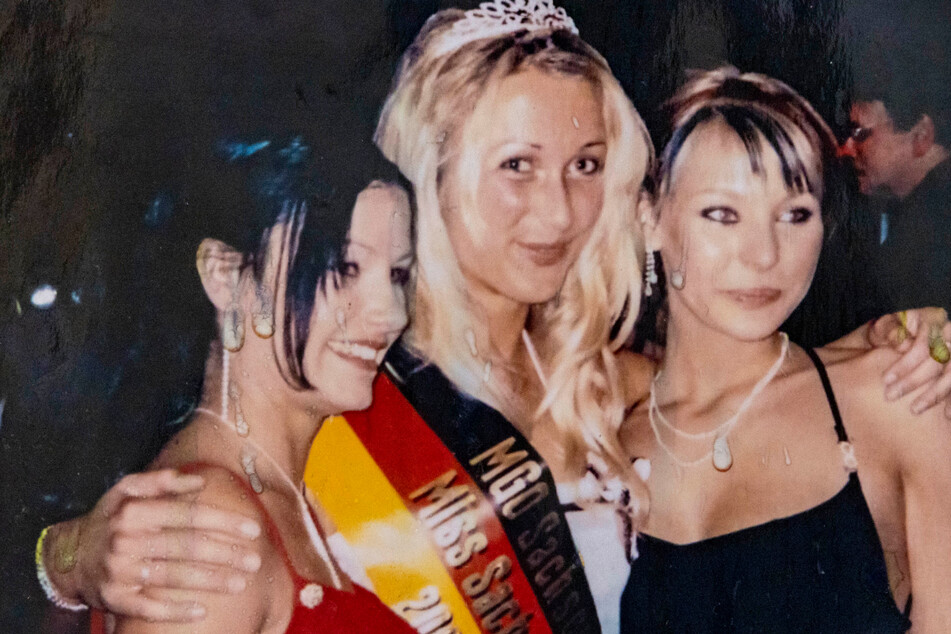 Nicole (r.) vor 17 Jahren - als frisch gekürte "Miss Ostdeutschland".