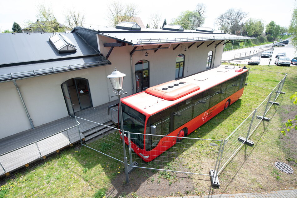 Nächster Halt: Corona-Impfung! Der rote Impfbus des DRK Sachsen vor dem Kleinbahnhof in Wilsdruff.