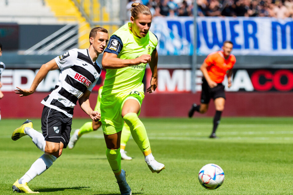Fynn Lakenmacher (vorne) hatte einen Treffer für den TSV 1860 München gegen den SC Verl auf dem Fuß, verfehlte den Kasten jedoch knapp.