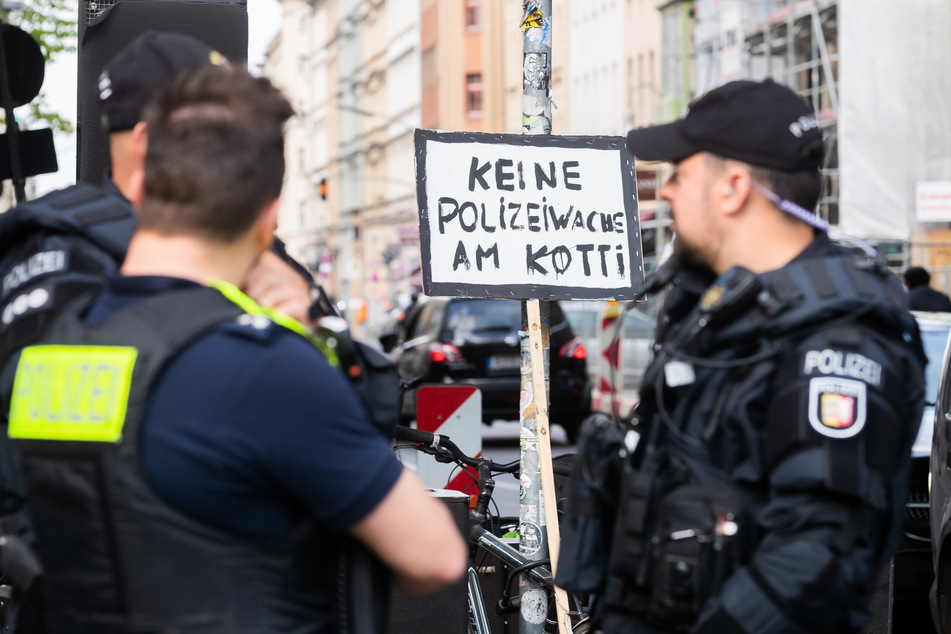 Die geplante Polizeiwache am Kottbusser Tor stößt bei einigen auf Kritik. (Archivbild)