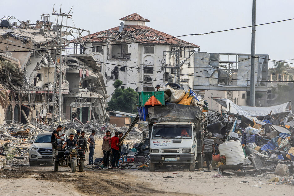 Palästinenser evakuieren und fliehen aus ihren Häusern, nachdem die israelische Armee die Evakuierung des östlichen Teils der zweitgrößten Stadt des Gazastreifens angeordnet hat.