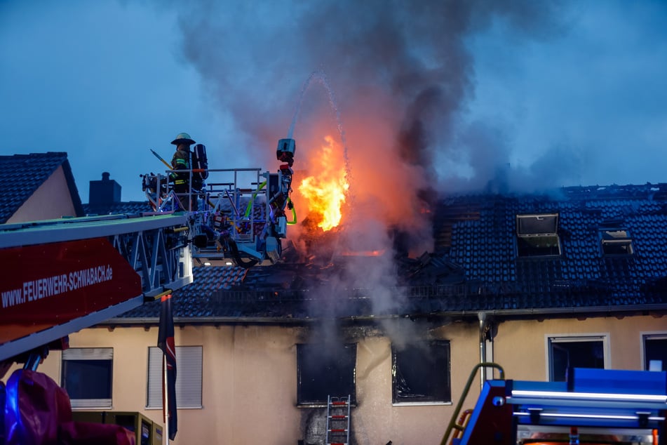 Auch nach Sonnenaufgang wüteten die Flammen in den Häusern weiter.