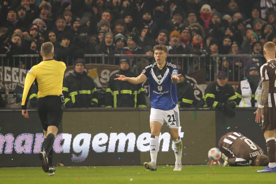 Nicolai Remberg (24, M) sah in der 24. Minute nach einem Zweikampf mit Eric Smith (29, r) die gelbe Karte. Nachvollziehen konnte er die Entscheidung nicht.