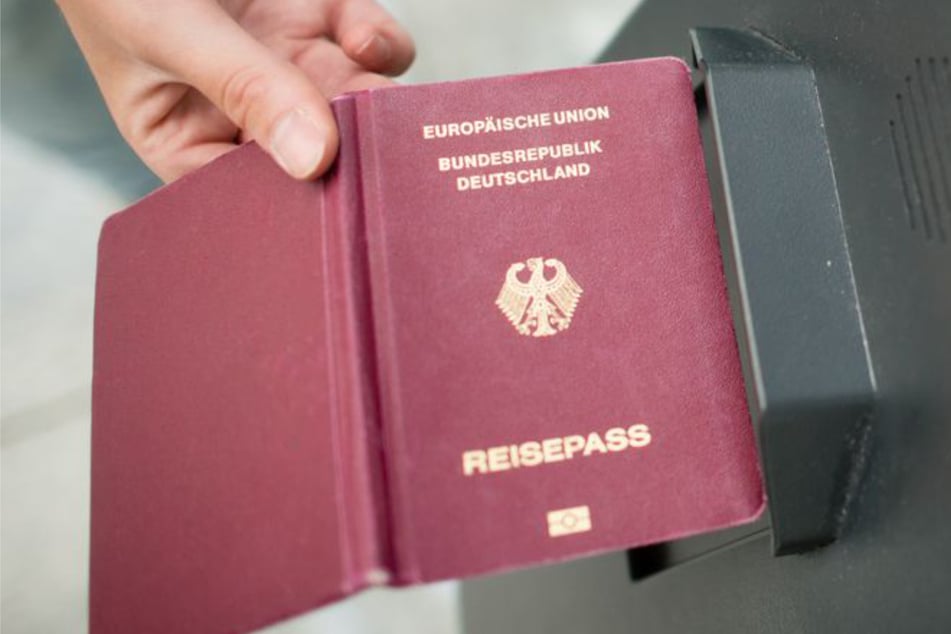 Der beschädigte Reisepass fiel den Kontrollbeamten noch vor Abflug auf. (Symbolfoto)